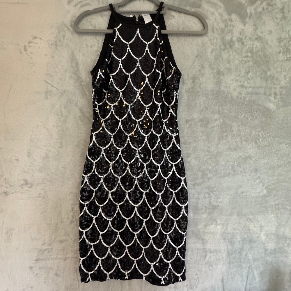NWT Cache Y2K Black White Scallop Sequin Halter Mini Dress Size 2 MSRP $218